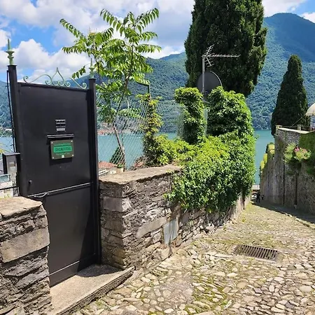 La Gabbianella A Moltrasio, Villa